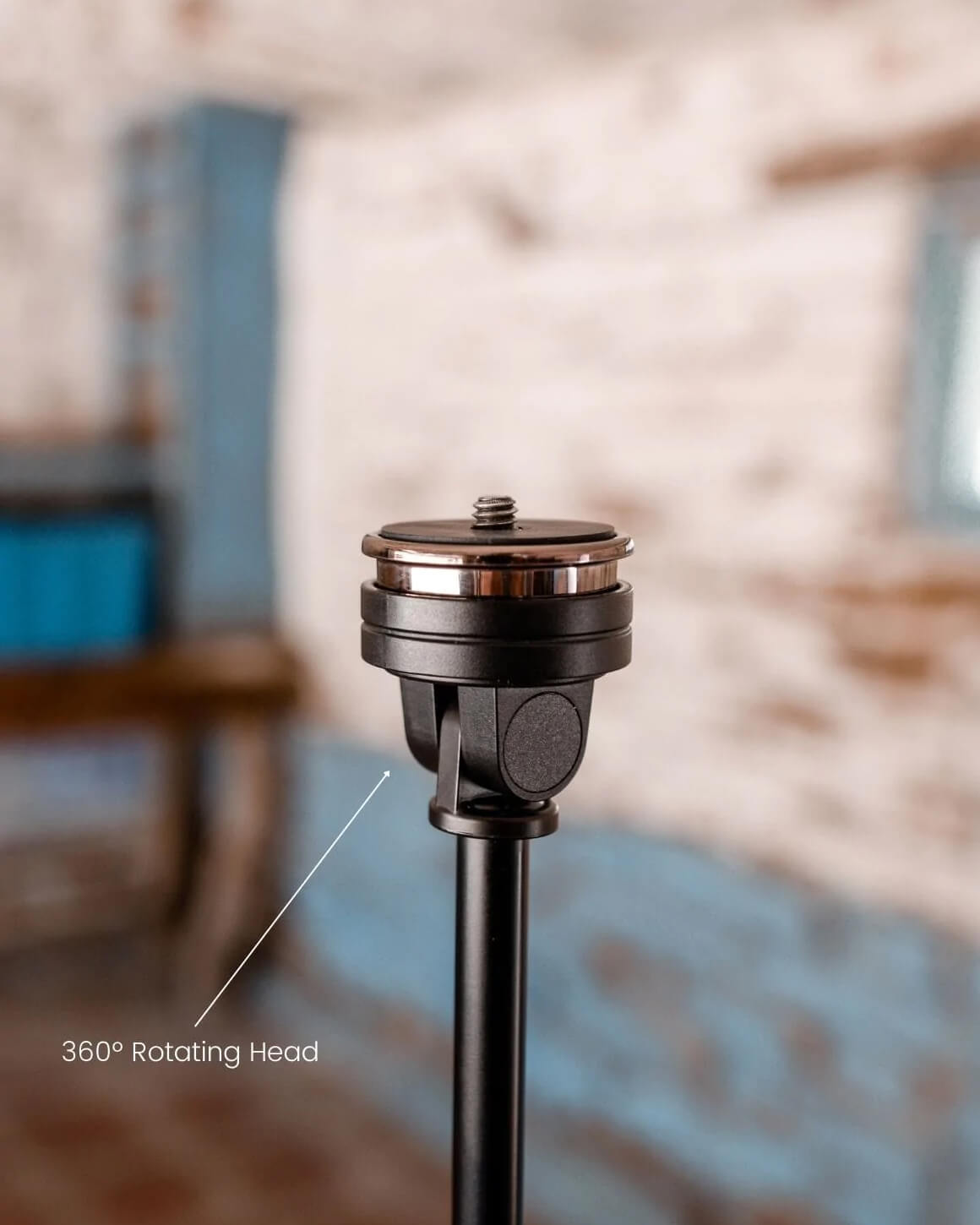 Close up shot of the 360º Rotating Head with 1/4 20" threading that tops Lume Cube's black metal 5-Foot Adjustable Light Stand. LC-STANDT60